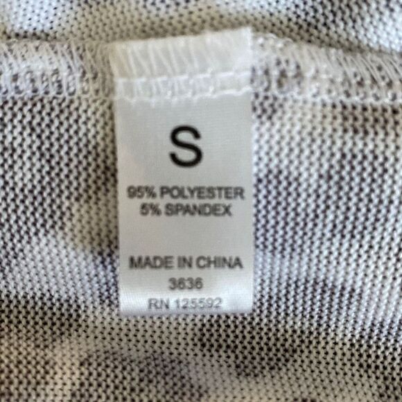 š„3/$20š„ WhiteĀ Mark animal printāknitātopāsizeāS - Picture 7 of 8